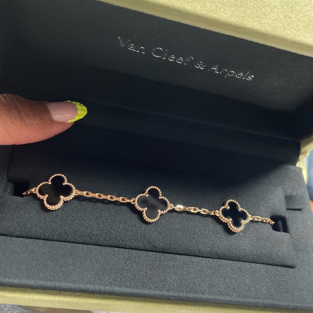 Van Cleef 5 motif Alhambra bracelet in onyx
